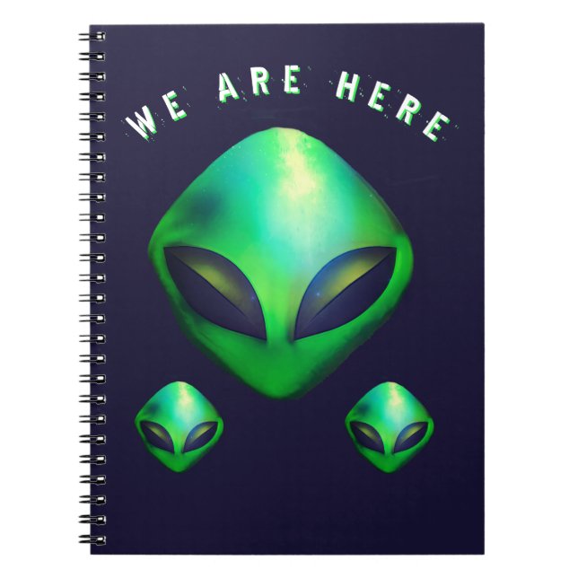 "We Are Here" Green Alien head Anteckningsbok (Framsidan)