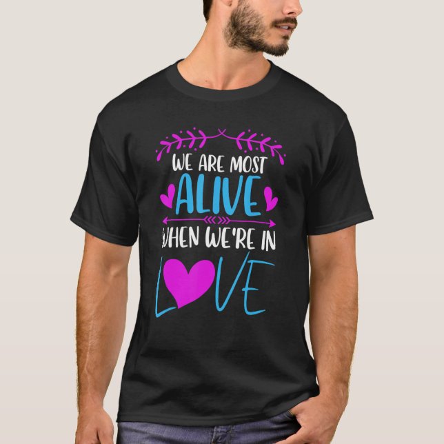 We are most alive when we're in love Love saying T Shirt (Framsida)