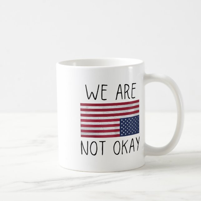We Are Not Ok Usa Flag Upside Down Patriotic Sayin Kaffemugg (Höger)