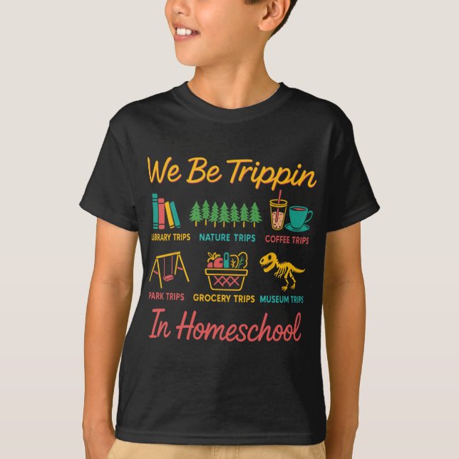 We Be Trin Traveling New Homeschooler Dad Mom Home T Shirt (Framsida)