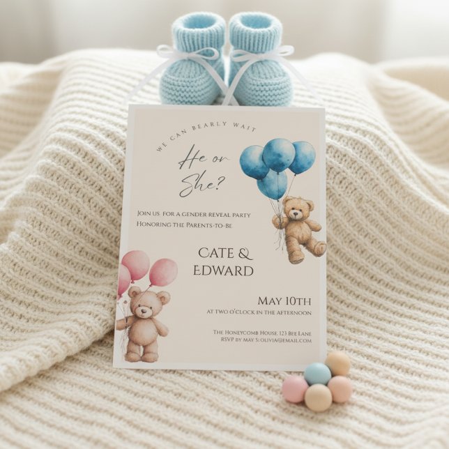 We Can Bearly Wait Bear Balloons Gender Reveal Inbjudningar (Gender reveal invitation with teddy bears and balloons on soft beige blanket with blue booties)