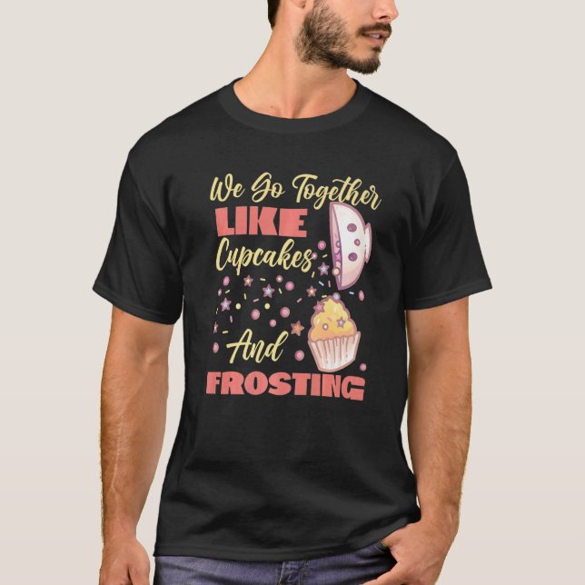 We Go Together Like Cupcakes And Frosting T Shirt (Framsida)