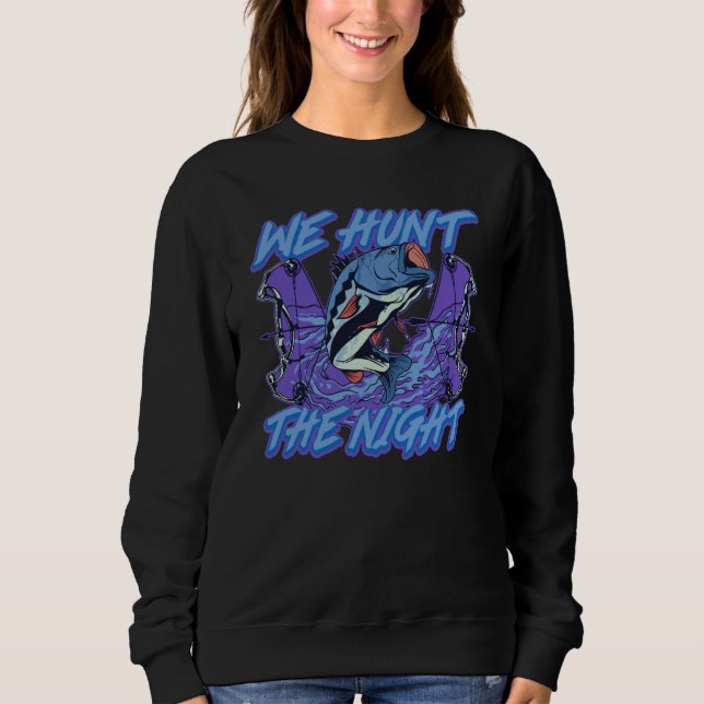 We Hunt Fish In The Night Hunting Bowfishing T Shirt (Framsida)