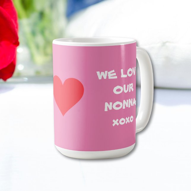 WE KÄRLEK OUR NONNA - Soft Rosa Italy Granny Kaffemugg (WE LOVE OUR NONNA - White Scrip[t on Soft Pink with Red Heart - Coffee Mug for Italian Grandma.)