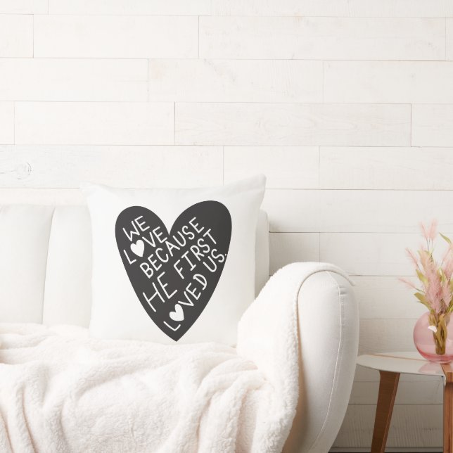 We love because he first loved us kudde (Soffa)