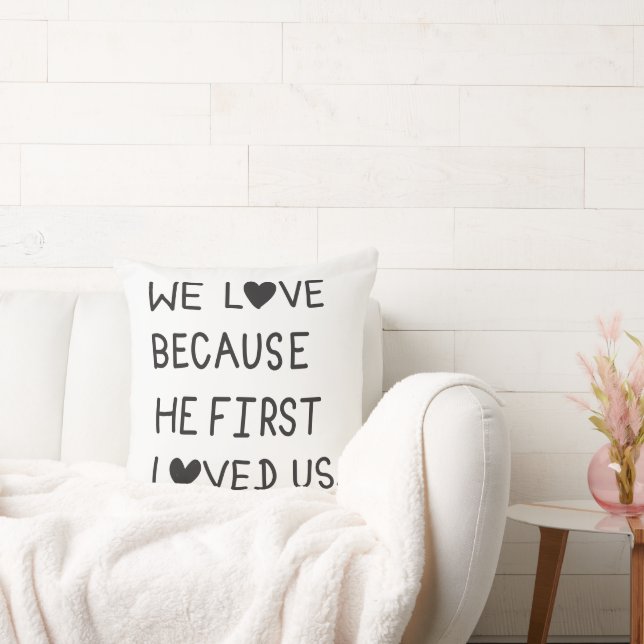 We Love Because He First Loved Us Typography Kudde (Soffa)