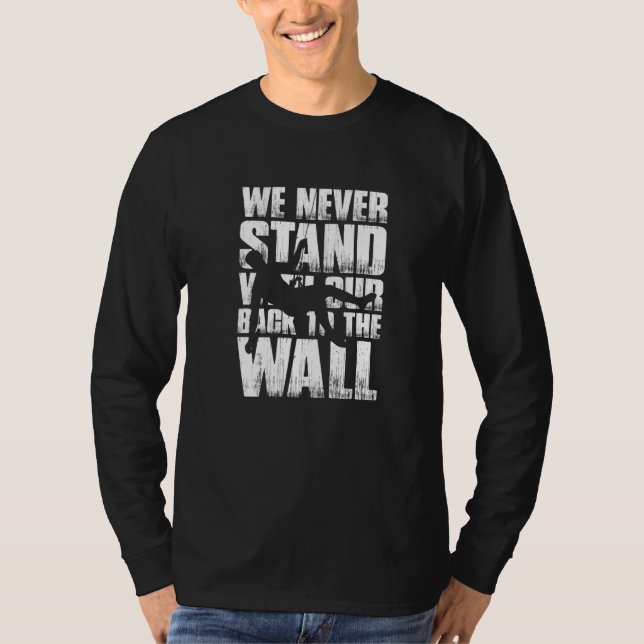 We Never Stand With Our Back To The Wall Mountaine T Shirt (Framsida)