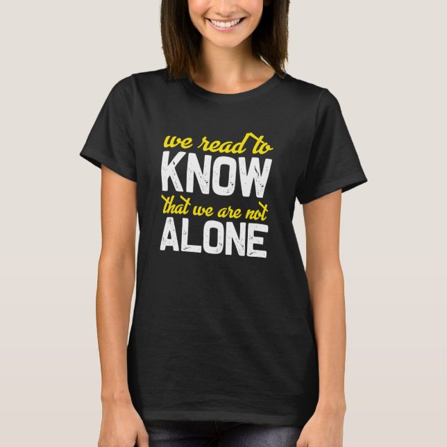We Read To Know That We Are Not Alone T Shirt (Framsida)
