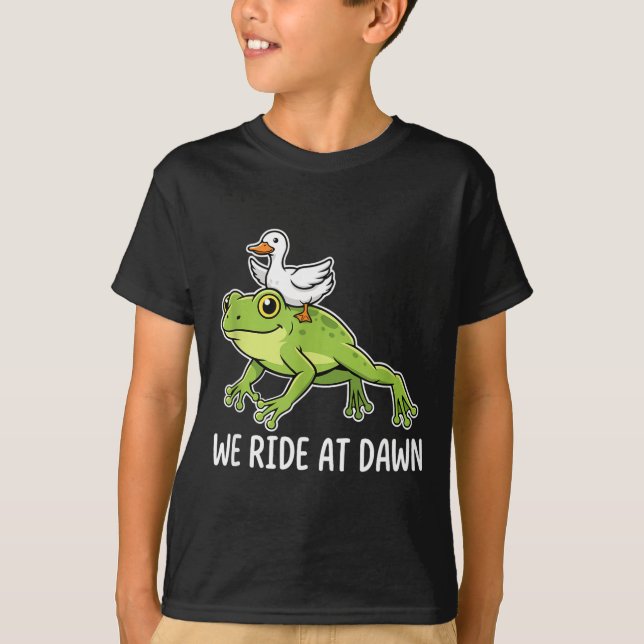 We Ride At Dawn Funny Duck Riding Frog Chaotic Ani T Shirt (Framsida)
