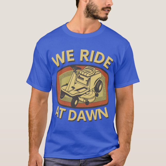 We Ride At Dawn Lawn Mower gift for dad funny mens T Shirt (Framsida)