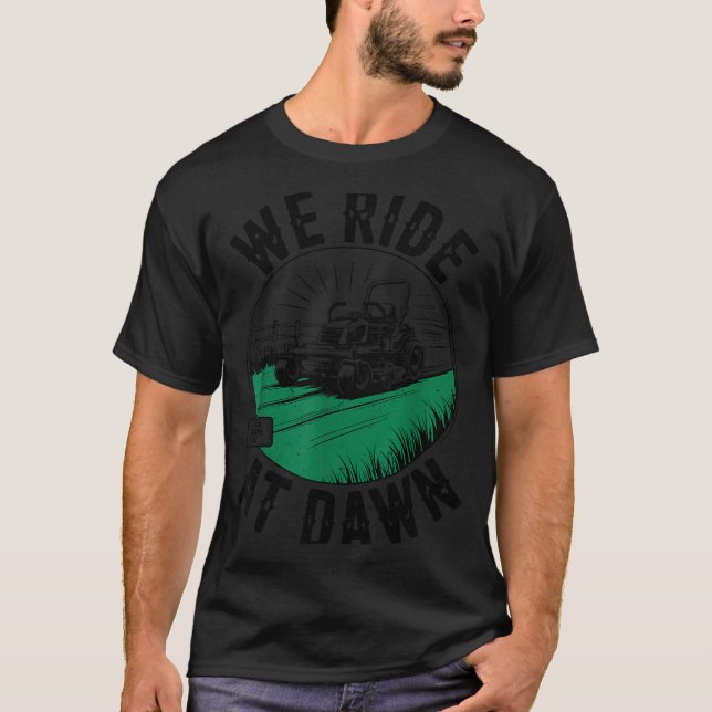 We Ride At Dawn Lawn Mower Zero-turn Funny Dad Mow T Shirt (Framsida)