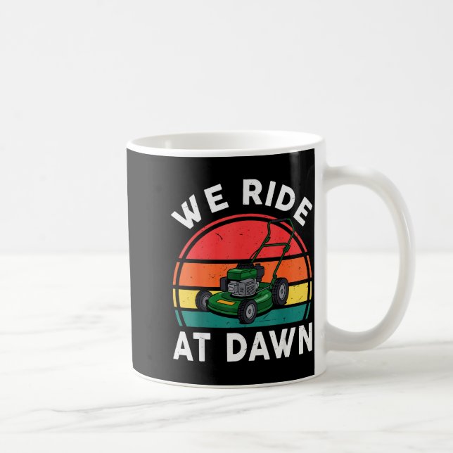 We Ride At Dawn Push Lawn Mower Toddler Funny Mowi Kaffemugg (Höger)