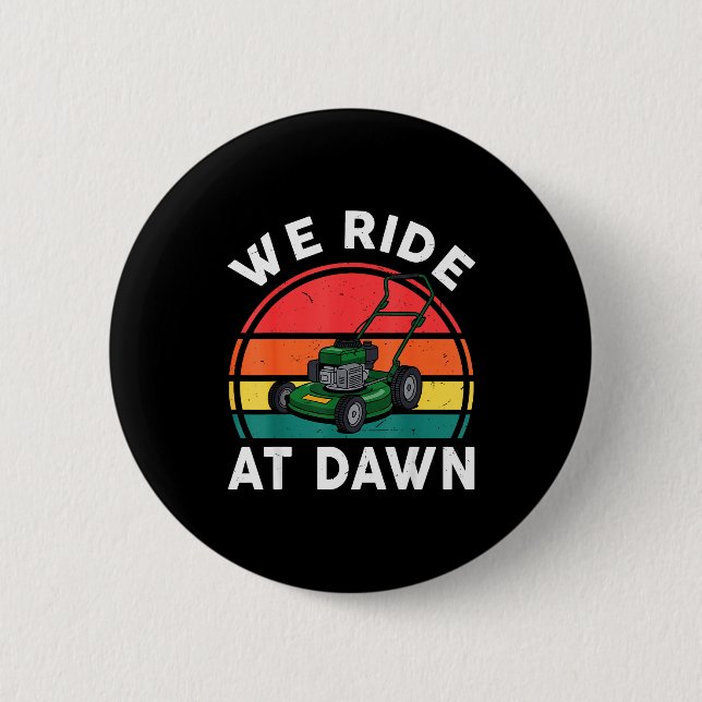 We Ride At Dawn Push Lawn Mower Toddler Funny Mowi Knapp (Framsida)