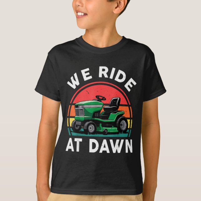 We Ride At Dawn Riding Lawn Mower Toddler Funny Mo T Shirt (Framsida)