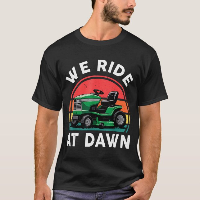 We Ride At Dawn Riding Lawn Mower Toddler Funny Mo T Shirt (Framsida)