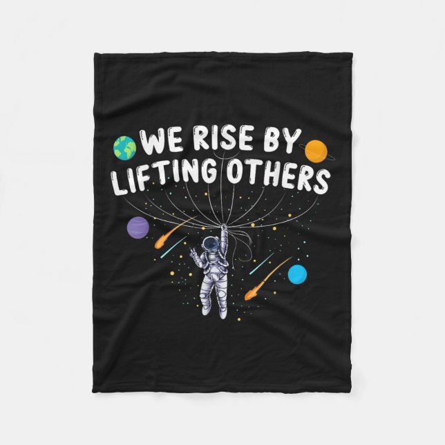 We Rise By Lifting Others Astronaut Sitive Motivat Fleecefilt (Framsidan)