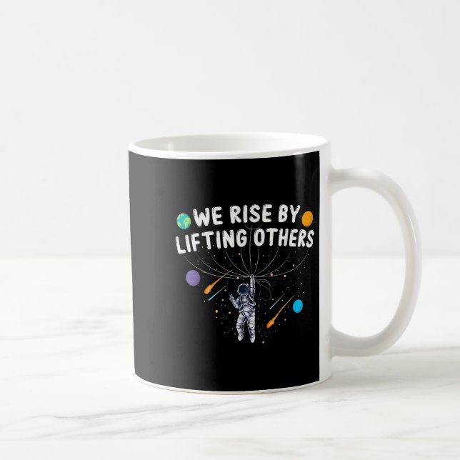 We Rise By Lifting Others Astronaut Sitive Motivat Kaffemugg (Höger)