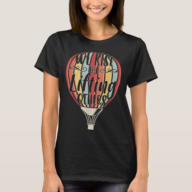 We Rise By Lifting Others Funny Air Balloon Motiva T Shirt (Framsida)