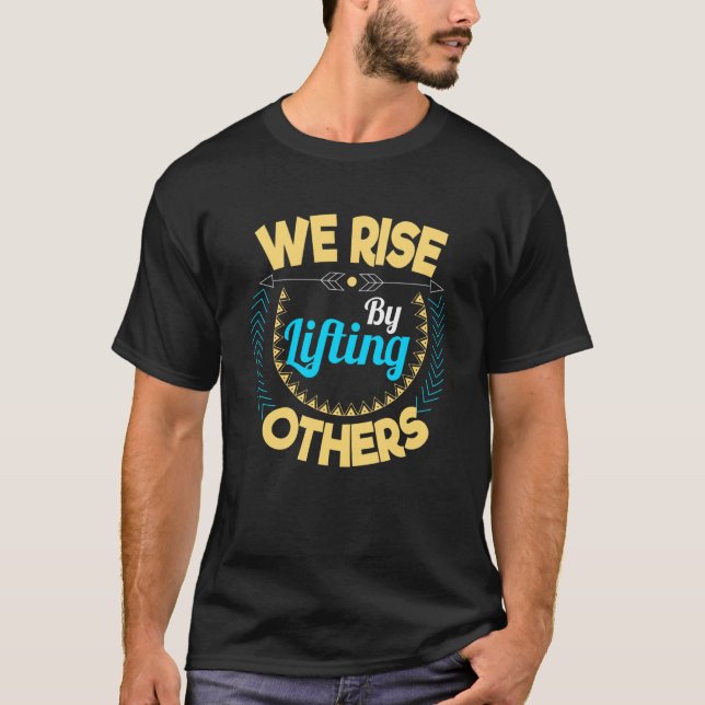 We rise by lifting others Motivation and inspirati T Shirt (Framsida)