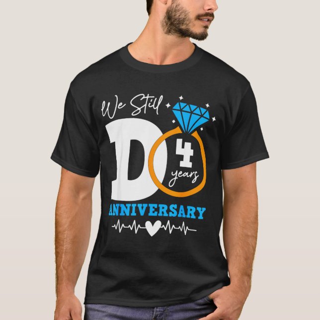 We Still Do 4 Years Funny Couple 4th Wedding Anniv T Shirt (Framsida)