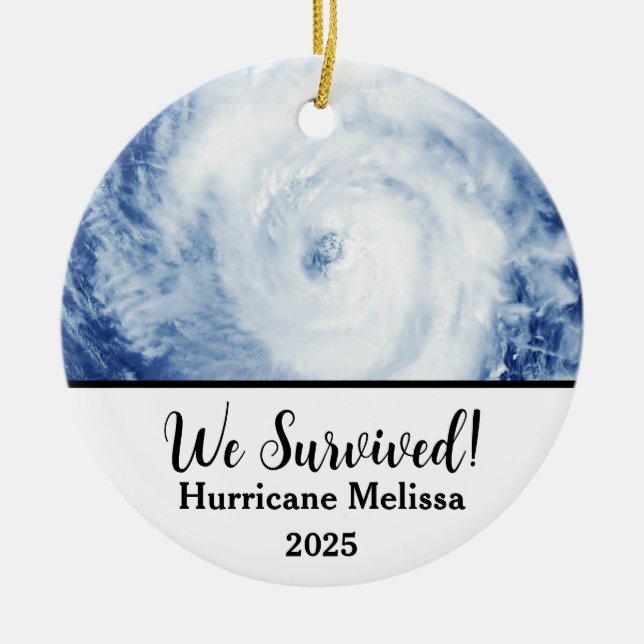 We Survived Hurricane Melissa 2025 Julgransprydnad Keramik (Framsidan)