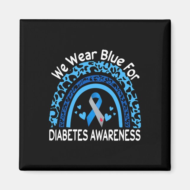 We Wear Blue For Diabetes Awareness Leopard Rainbo Magnet (Framsidan)