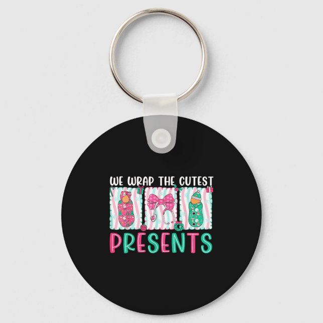 We Wrap The Cutest Presents Labor &amp; Delivery N Nyckelring (Framsida)