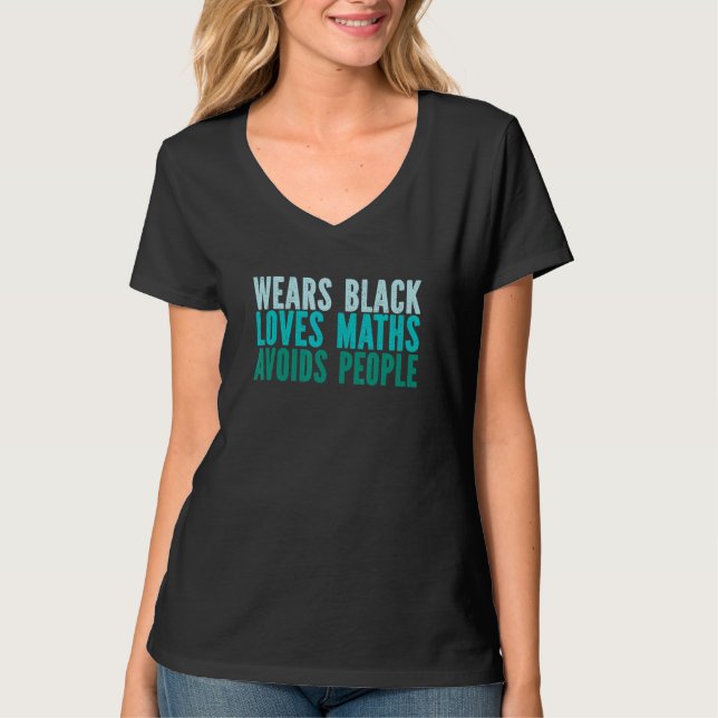 Wears Black  Loves Maths  Avoids People T Shirt (Framsida)
