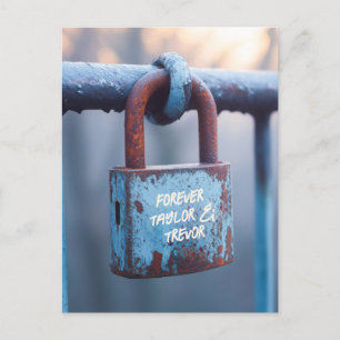 Weasted Kärlek Padlock on Rusty Fence Vykort