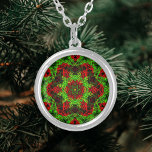 Weave Mandala Grönt och Red Silverpläterat Halsband<br><div class="desc">Den här funkyn mandala har en festlig grönt och rött i en basket-väv i stil. Psykedeliska visualer för modern hippie eller någon som kärlek odlar färg.</div>