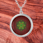 Weave Mandala Red och Grönt Silverpläterat Halsband<br><div class="desc">Den här funkyn mandala har röd och grönt i ett basket väv stil. Psykedeliska visualer för modern hippie eller någon som kärlek odlar färg.</div>