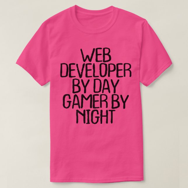 Webben Developer by Day Gamer by night Funny1377 T Shirt (Design framsida)