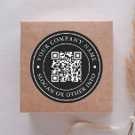 Webbplatslänk QR-kod Minimal Business Namn Black Runt Klistermärke<br><div class="desc">Ett enkelt affärsmärke med länken till QR-kodwebbplatsen. Om du vill ha en mer avancerad anpassning av den här designen klickar du på BLUE DESIGN VERKTYG ovan! Matchande objekt är också tillgängliga.</div>