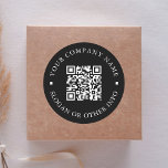 Webbplatslänk QR-kod Minimal Business Namn Black Runt Klistermärke<br><div class="desc">Ett enkelt affärsmärke med länken till QR-kodwebbplatsen. Om du vill ha en mer avancerad anpassning av den här designen klickar du på BLUE DESIGN VERKTYG ovan! Matchande objekt är också tillgängliga.</div>