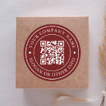 Webbplatslänk QR-kod Minimal Business Namn Red Runt Klistermärke<br><div class="desc">Ett enkelt affärsmärke med länken till QR-kodwebbplatsen. Om du vill ha en mer avancerad anpassning av den här designen klickar du på BLUE DESIGN VERKTYG ovan! Matchande objekt är också tillgängliga.</div>