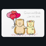 Wedding Favor Magnet - Cute hedgehog-par<br><div class="desc">Vit bakgrundsmagnet med tecknad av söt hedgehog-par som håller händer och som håller hjärtformade ballonger med texten "ny gifta". Anpassade som ska ändras till namn i Groom och Bride och till bröllop. Lämpligt som bröllopsfest.</div>