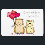 Wedding Favor Magnet - Cute hedgehog-par<br><div class="desc">Vit bakgrundsmagnet med tecknad av söt hedgehog-par som håller händer och som håller hjärtformade ballonger med texten "ny gifta". Anpassade som ska ändras till namn i Groom och Bride och till bröllop. Lämpligt som bröllopsfest.</div>