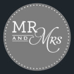 WEDDING STICKERS M.R. Modern typografi grått Runt Klistermärke<br><div class="desc">Ursprunglig design © att kat masard at simpel sötpapp PAPPERIE 2013 - - - - - - - - - - - - - - - - - - - - - - - - - - - - - - - - - - - - - - - -...</div>