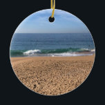 Wedge, Newport Beach, Kalifornien Julgransprydnad Keramik<br><div class="desc">Visa att vågar kraschar mot stranden med pelikaner vid Wedge i Newport Beach,  Kalifornien. Foto taget i november 2022.</div>