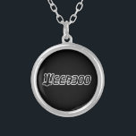 WEEABOO SILVERPLÄTERAT HALSBAND<br><div class="desc">Weeaboo-pridet. Globe Trotters specialiserar sig på idiosynkratiskt bildmaterial från hela världen. Här hittar du unika hälsningskort,  vykort,  Poster,  Mousepads med mera.</div>