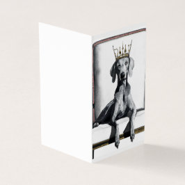 Weimaraner med krona sitta på stol kort