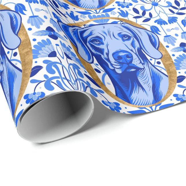 Weimaraner peering thru the letter "O" in Gold Presentpapper (Rullad Hörn)