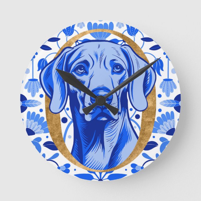 Weimaraner peering thru the letter "O" in Gold Rund Klocka (Framsida)