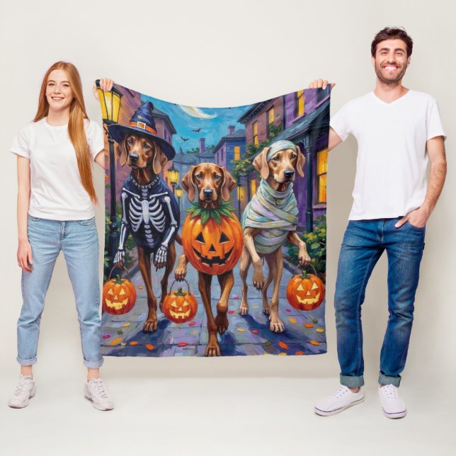 Weimaraner som söker godis på Halloween Fleecefilt (På plats)