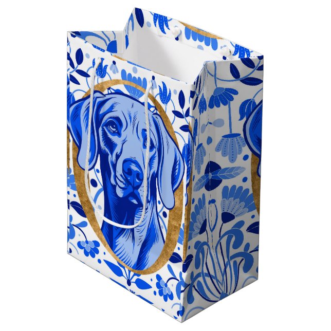 Weimaraner som tittar genom bokstaven "O" i Guld (Framsidan Vinklad)