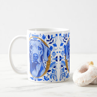 Weimaraner som tittar genom bokstaven "O" i Guld Kaffemugg