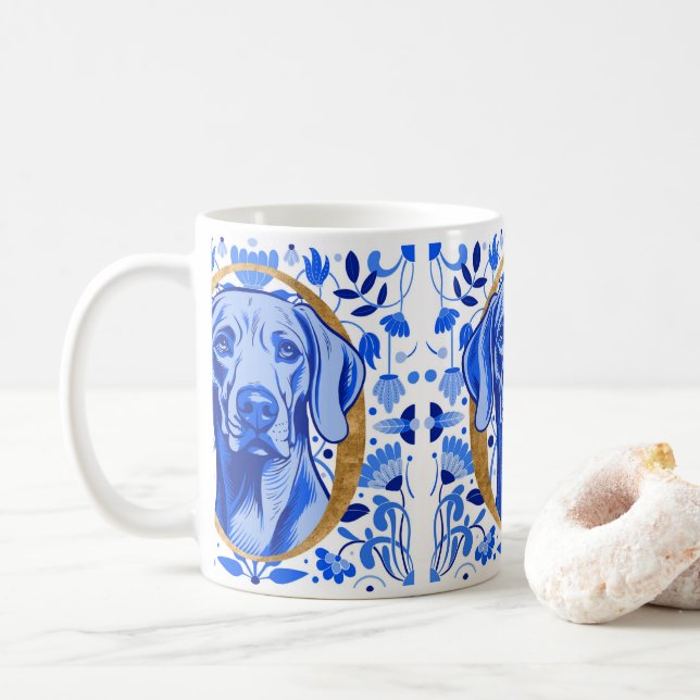Weimaraner som tittar genom bokstaven "O" i Guld Kaffemugg (Med munk)