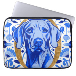 Weimaraner som tittar genom bokstaven "O" i Guld Laptop Fodral