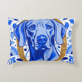 Weimaraner som tittar genom bokstaven "O" i Guld Prydnadskudde