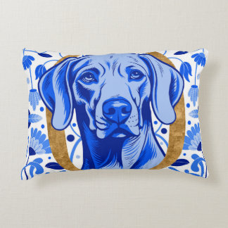 Weimaraner som tittar genom bokstaven "O" i Guld Prydnadskudde
